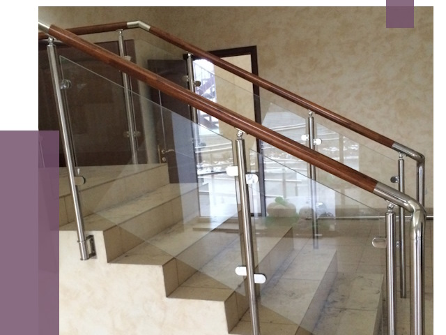 Комбинированные перила из металла и дерева в Киржаче